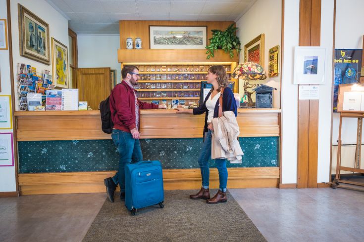 Empfangsbereich des Hotel Ilgo, eine komfortable Umgebung für entspannende Aufenthalte in Umbrien.