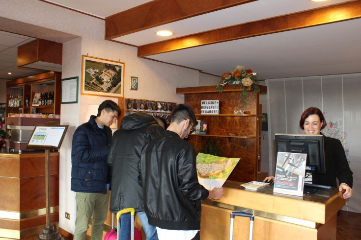 Family-run hotel with 37 rooms of various configurations, spacious parking, and swimming pool, located in a quiet area between Assisi and Gubbio.