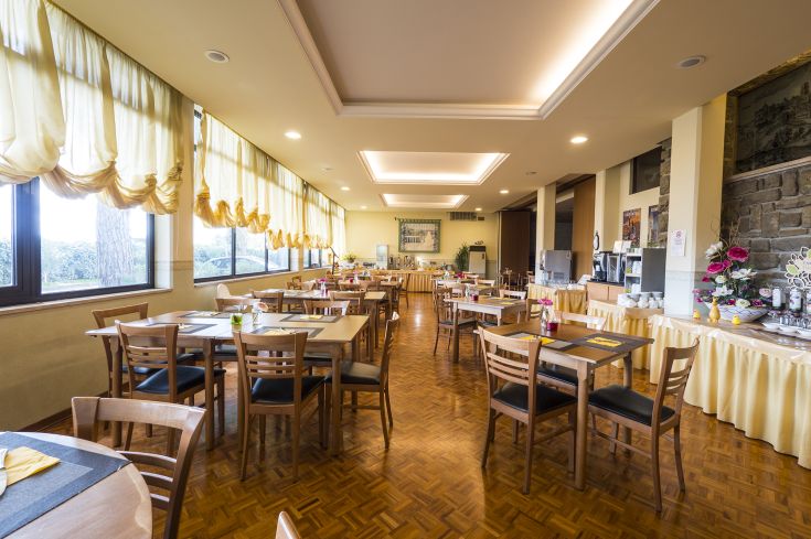 A simple and bright restaurant, furnished soberly with large windows. Ideal for lunches or dinners with friends.