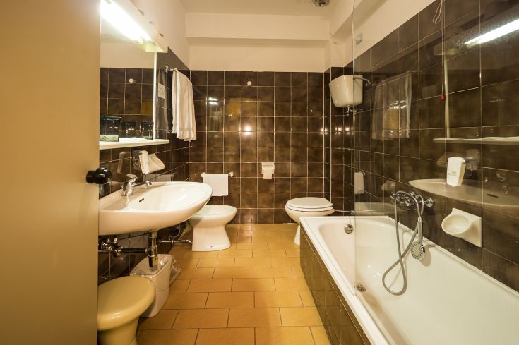 A modern bathroom with a bathtub and sanitary fixtures, ideal for a relaxing moment during your stay.