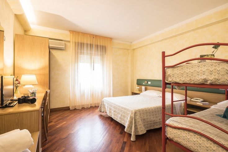 Cozy space featuring a double bed and a bunk bed, perfect for families. Includes parking and pool access.