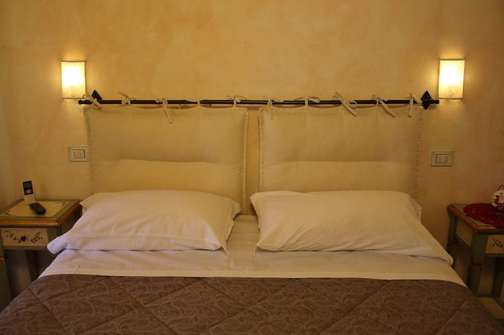 Simple room with two large pillows and warm lighting, ideal for a peaceful stay.