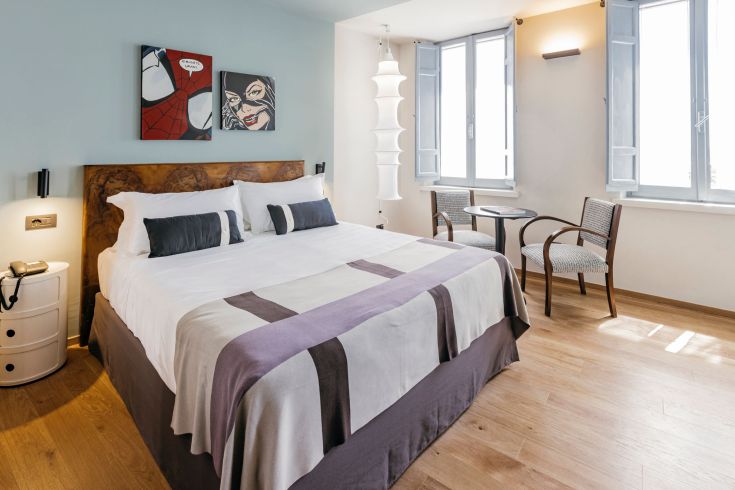 Camera semplice con letto matrimoniale, adatta per un soggiorno rilassante in Umbria.