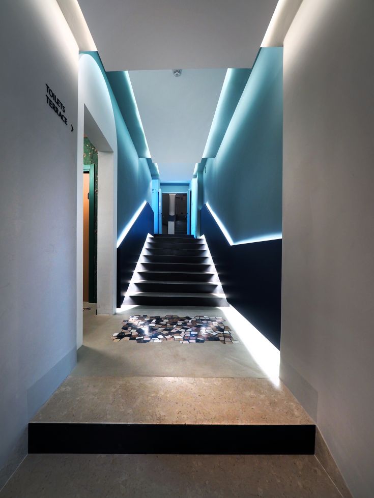 Corridoio luminoso caratterizzato da dettagli semplici e un pavimento con design.