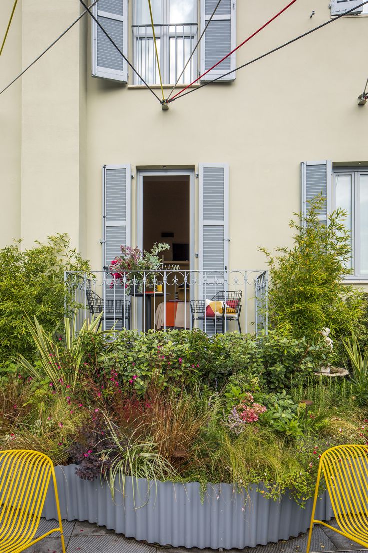 Un balcone con fiori colorati, ideale per trascorrere momenti di relax all'aria aperta.