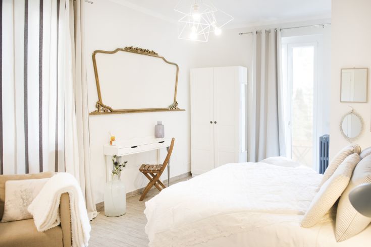 Spazio sobrio con arredi in legno chiaro, perfetto per momenti di relax, senza eccessi decorativi.