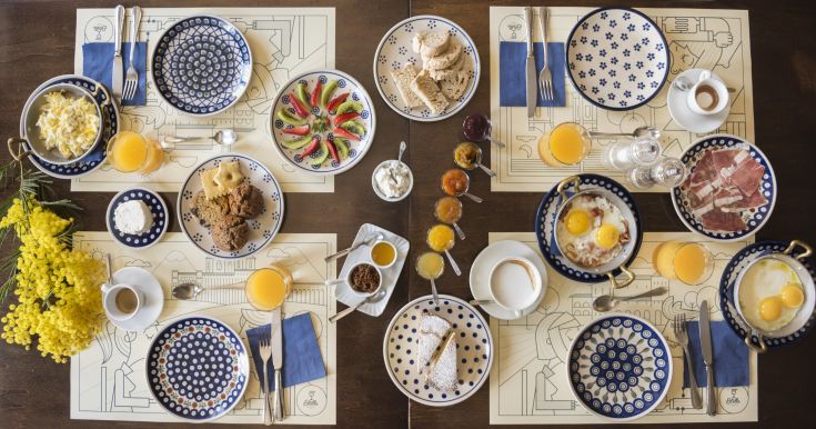 Una colazione con diversi piatti freschi, sia dolci che salati, servita in modo semplice e attento.