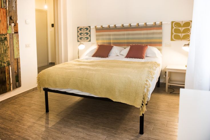Camera della Locanda Stella, con un letto matrimoniale e un arredamento semplice e confortevole.