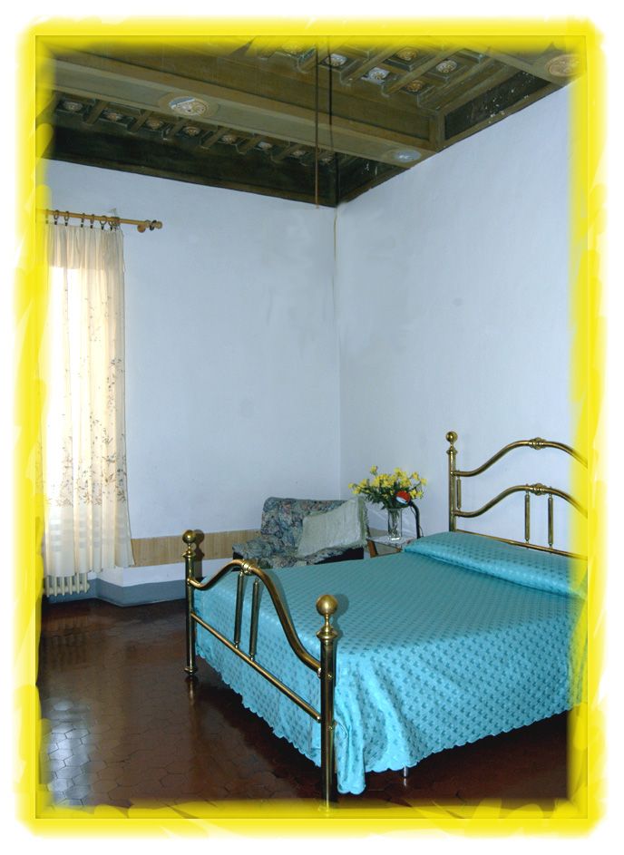 Camera con letto matrimoniale, dotata di arredamento essenziale e un'atmosfera rilassante.