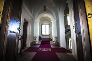 A spacious corridor in a building, featuring simple and functional architectural details.