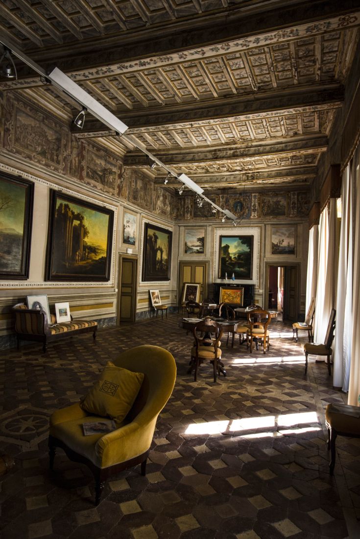 Interior of a sober living room featuring minimalist furniture and a functional layout.