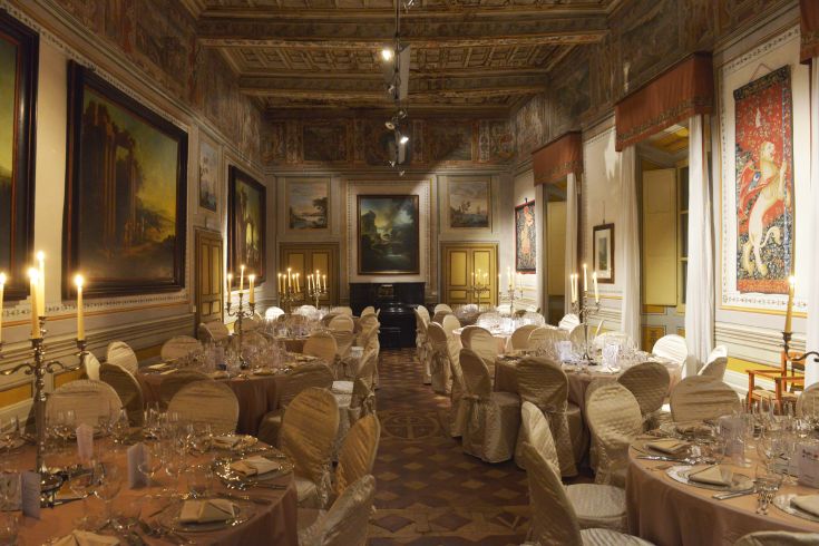 Dining room with simple decorations and chandeliers hanging from the ceiling.