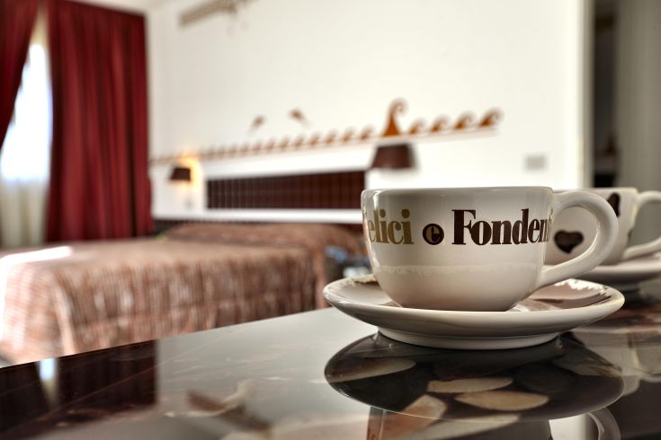 Une tasse de chocolat chaud sur une table dans une pièce aux tons chauds et accueillants.