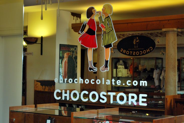Une chocolaterie avec des décorations vibrantes et une atmosphère chaleureuse.