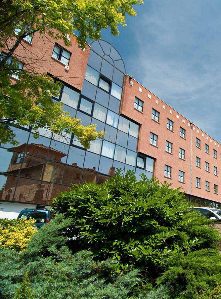 Hotel moderno con design semplice, immerso nel verde di un contesto rilassante.