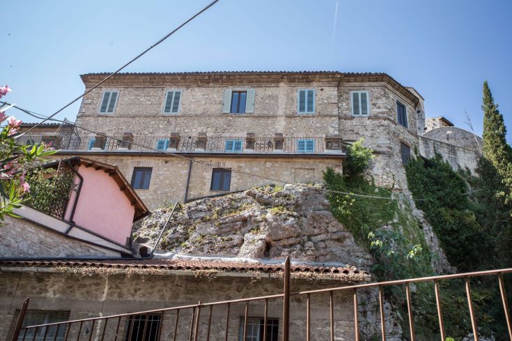Maison de vacances à Arrone, entourée par la nature, offrant des appartements confortables et une terrasse avec vue.