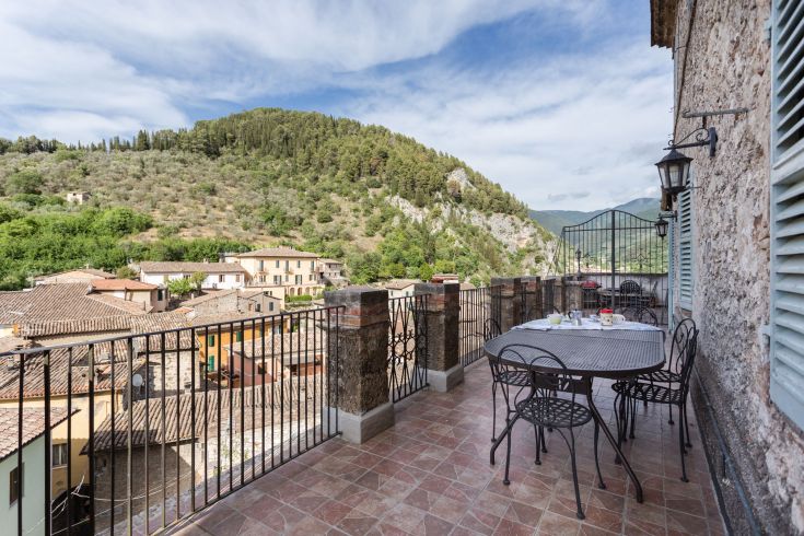 Large terrasse surplombant la nature environnante et le village médiéval.