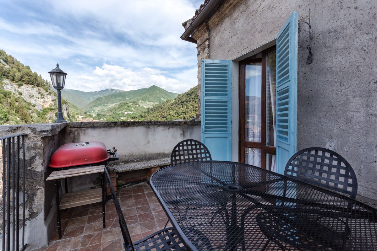 Terrazza con panorama sul verde circostante, perfetta per momenti di relax e socializzazione.