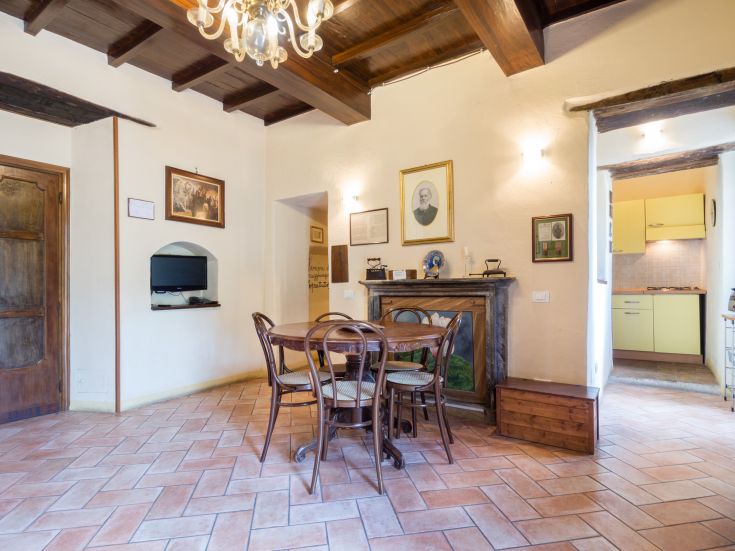 Salon simple avec une table pour quatre, idéal pour des moments de partage.