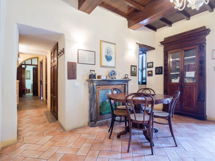 Intérieur d'une maison de vacances située dans un village médiéval avec des chambres soignées et une ambiance relaxante.