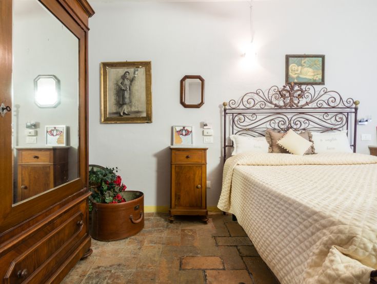 Une chambre classique avec des meubles simples, idéale pour se détendre pendant des vacances.