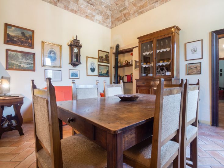 Séjour accueillant avec une table en bois, quelques décorations et un coin détente.