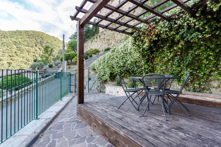 Terrasse verte donnant sur un paysage verdoyant, idéale pour des moments de détente dans la nature.