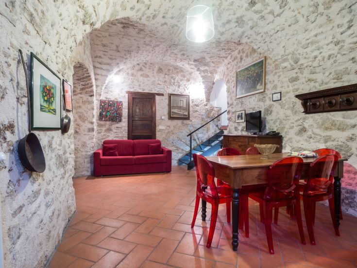 Salon dans une maison rénovée, avec des éléments traditionnels et des meubles contemporains.