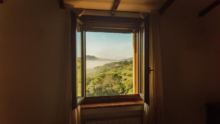 Une vue depuis l'intérieur d'une ferme entourée d'oliviers et de collines. Un coin paisible de l'Ombrie.