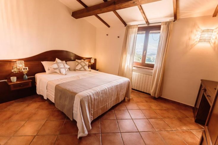 Une chambre simple et accueillante donnant sur une zone verte, idéale pour un séjour paisible.