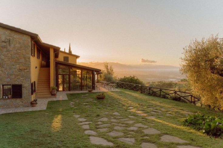 L'Agriturismo San Felicissimo est niché dans la verdure, entouré d'oliviers et de fleurs, dans un cadre paisible.