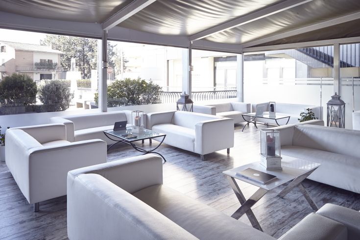 Ambiente moderno e ben illuminato, adatto per il relax e incontri tranquilli.