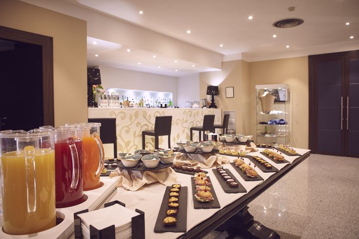 Un buffet semplice con vari dolci e bevande disposti in modo ordinato al Best Western Hotel in Umbria.