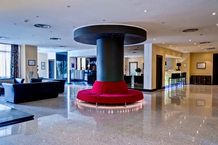 Spazioso hall del Best Western Hotel Quattrotorri, caratterizzato da un design semplice e funzionale.