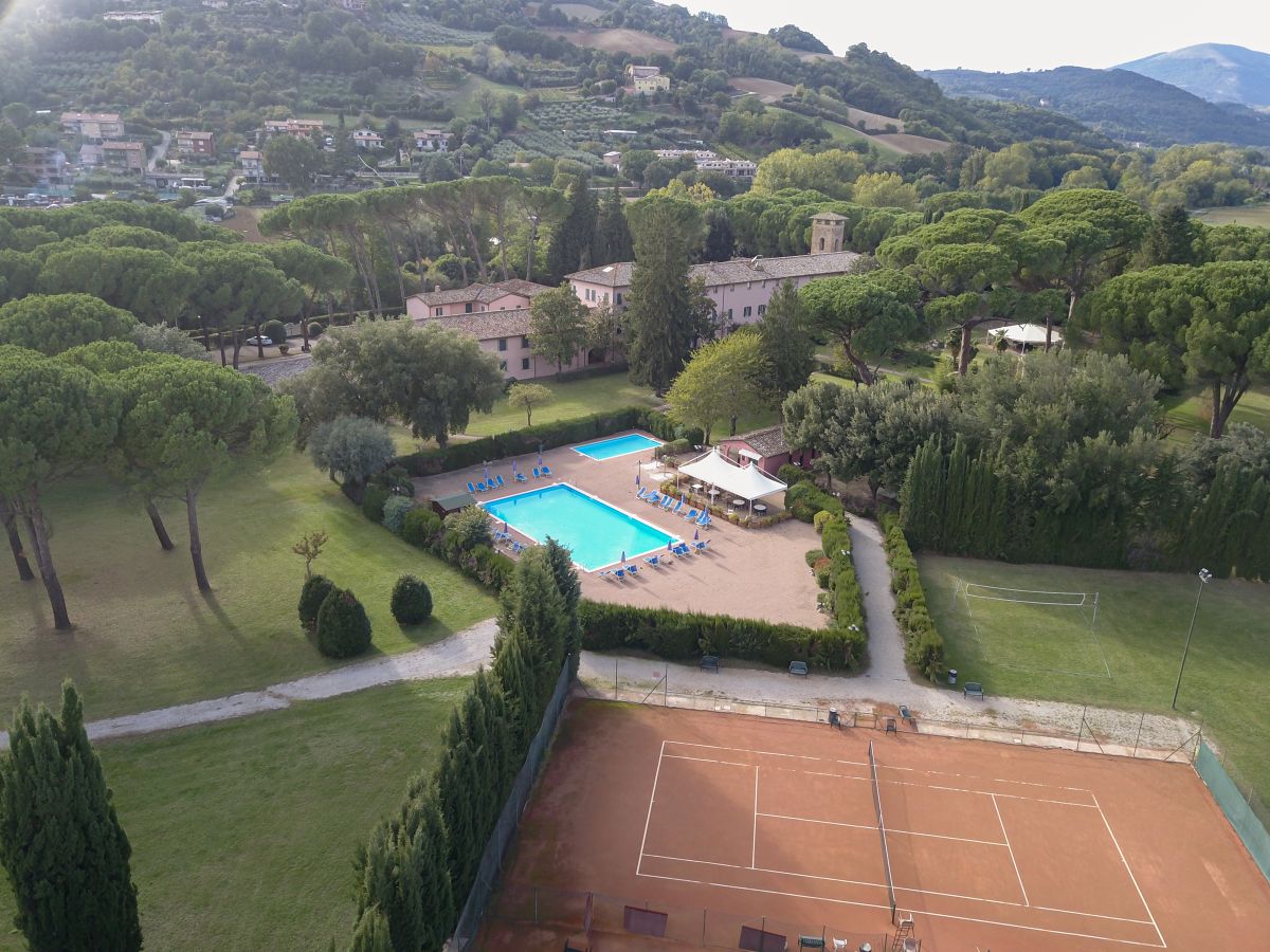 Visit Relais San Clemente: beautiful green areas, pool, and tennis courts in the tranquility of Umbria.