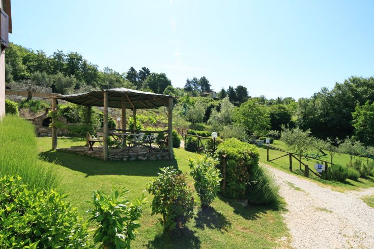 Grüne Fläche mit einem Pavillon, ideal für ruhige Momente in der Natur.