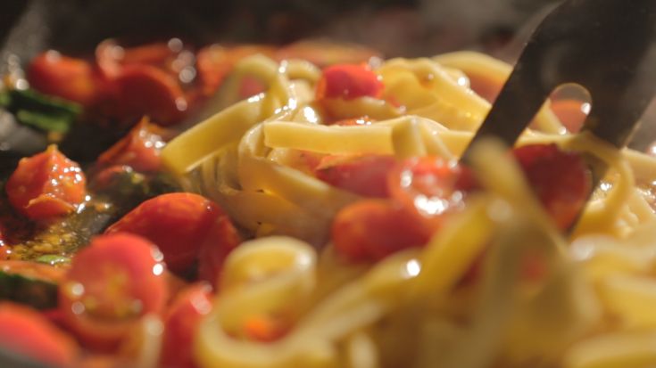 Zubereitung von frischen Nudeln mit Kirschtomaten in einer heimischen, einfachen und schmackhaften Umgebung.