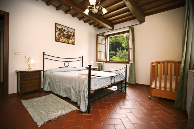 Gemütliches Schlafzimmer mit Betten und Blick auf die umbrische Landschaft, geeignet für Familien.