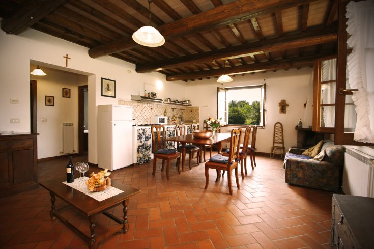 Eine geräumige und einladende Küche mit rustikalen Elementen, die auf eine schöne natürliche Aussicht blickt.