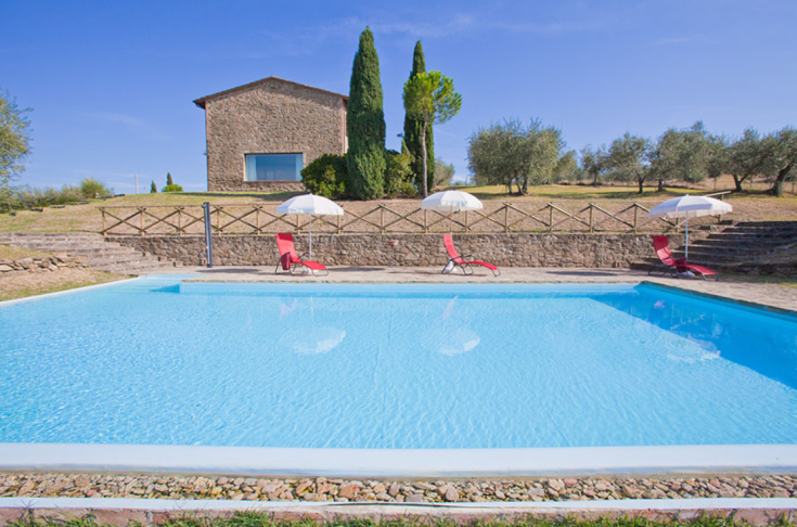 Farmhouse with a pool surrounded by olive trees, ideal for a peaceful stay immersed in nature.