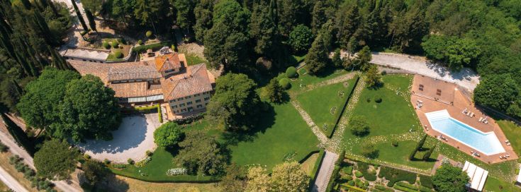 Historische Villa umgeben von einem großen Garten mit einem Pool und atemberaubendem Blick.