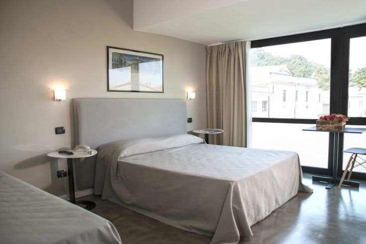 Camera semplice e funzionale, adatta per un soggiorno rilassante e comodo.