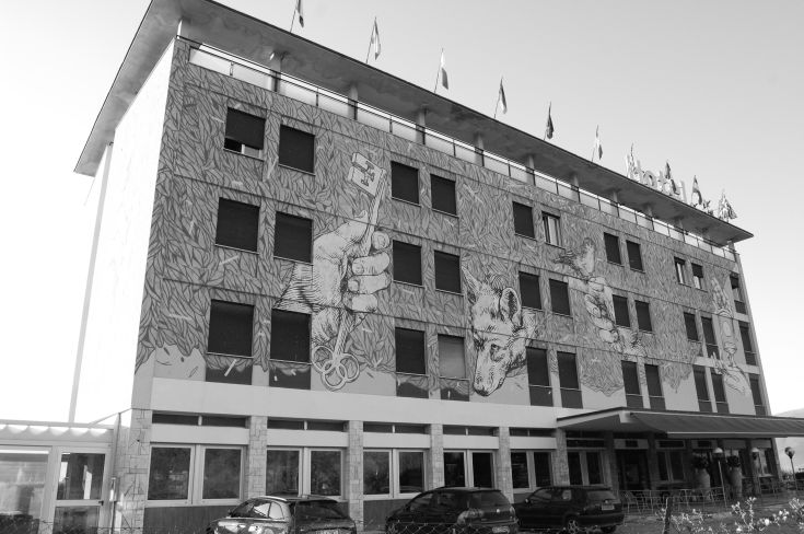 Hotel Arca showcases a colorful mural reflecting Umbrian cultural tradition.