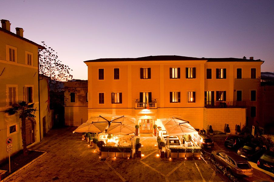 Hotel Clitunno, struttura accogliente a Spoleto, offre camere moderne e connessione Wi-Fi senza costi aggiuntivi.