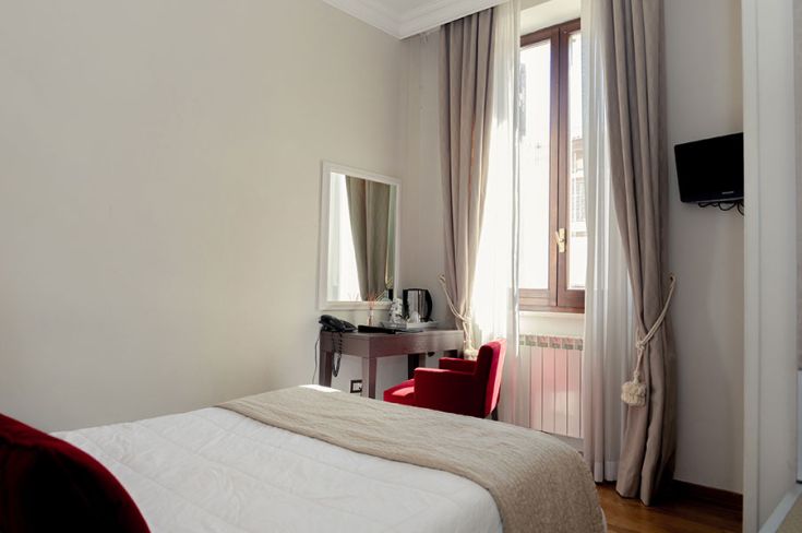 Modernes Zimmer, kürzlich aktualisiert, mit zeitgemäßem Komfort wie Fernseher und Tee- und Kaffeebereich.