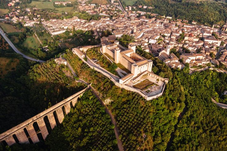 Luftaufnahme eines von Vegetation umgebenen Schlosses, in einer ruhigen natürlichen Umgebung gelegen.