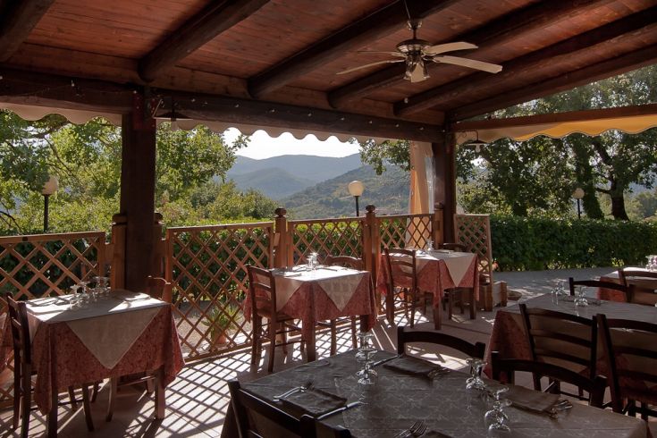 Gemütliches Restaurant mit Blick auf die umliegenden Hügel, ideal für eine ruhige Auszeit.