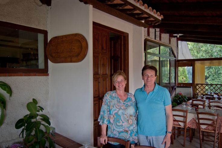 Ein Blick auf das Agriturismo La Ciriola, wo authentische umbrische Küche mit einer familiären Atmosphäre kombiniert wird.