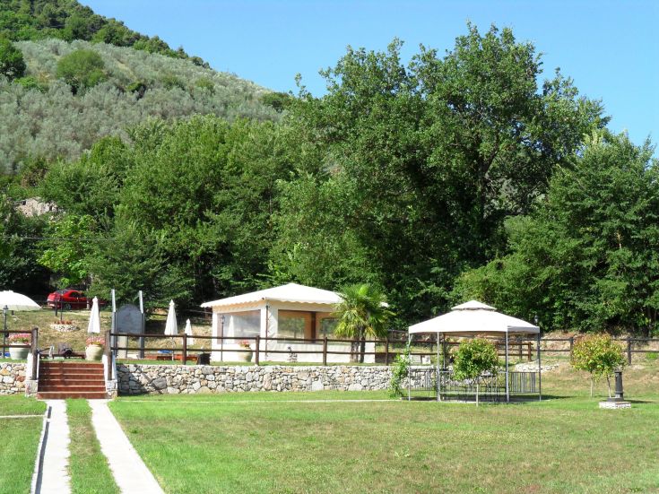 Agriturismo Ciriola, gelegen in einer Naturlandschaft, bietet gemütliche Zimmer und entspannende Außenbereiche.