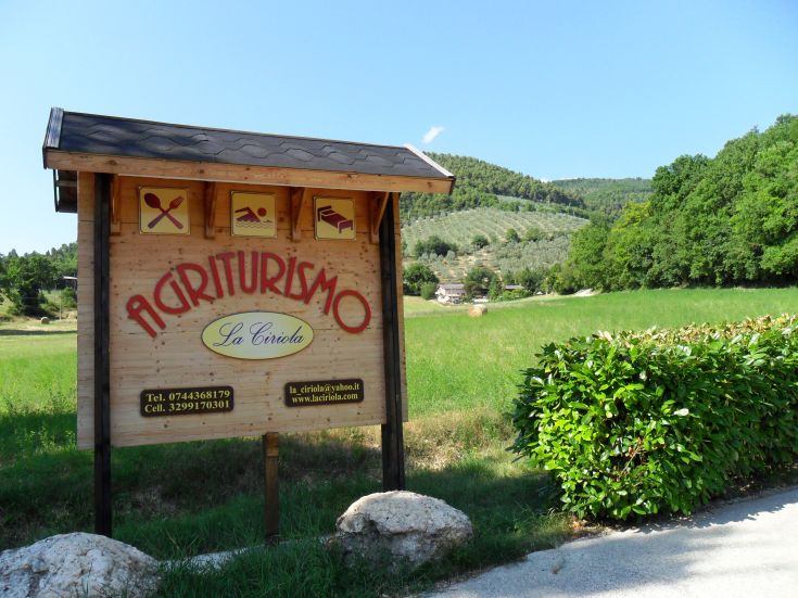 Agriturismo in einer grünen Umgebung, ideal für eine entspannende Auszeit in der umbrischen Natur.